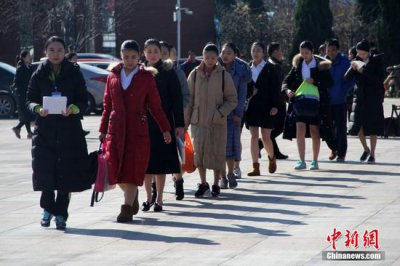 山東藝考空乘專業(yè)火爆 裸腿美女無(wú)懼寒冷拼顏值