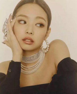 你和“人間香奈兒”Jennie，相差一個(gè)直角肩！